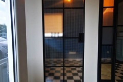 drzwi loftowe jednoskrzydłowe ze szprosami